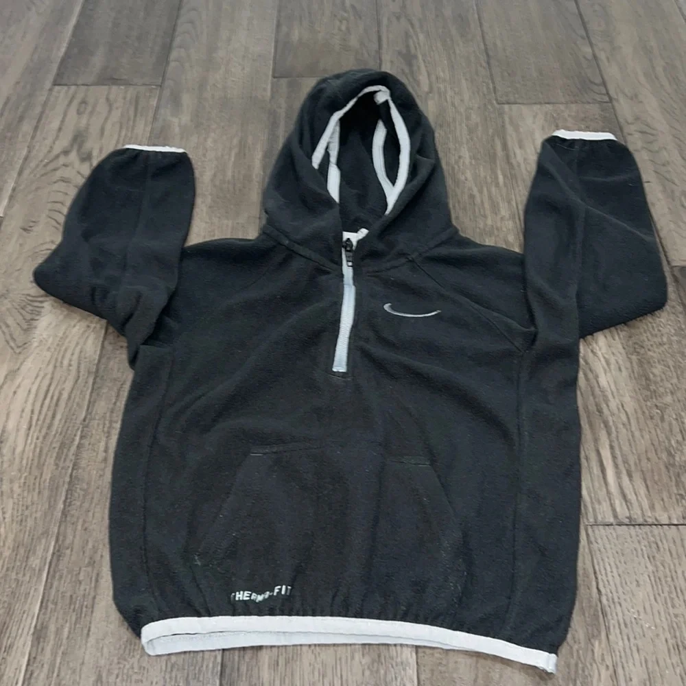 Girls therma fit Nike fleece hooded sweater